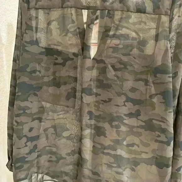 - - Gap Camo Blouse Long Sleeved in size S, Pre-Owned - Picture 2 of 5